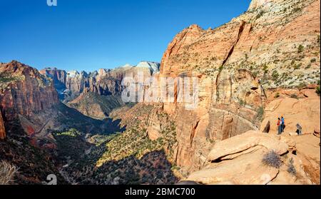 Vista sullo Zion Canyon dal Canyon Overlook, Zion National Park, Utah, USA Foto Stock