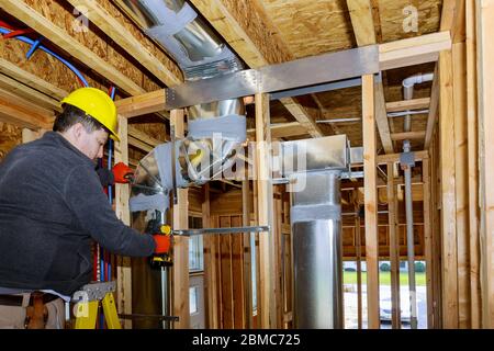 Impianto di installazione condotti HVAC tubi di ventilazione in isolamento argento di centrale di condizionamento a parete Foto Stock