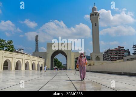 Dhaka, Bangladesh. 8 maggio 2020. Un disinfettante volontario spray dopo le preghiere del venerdì si è concluso come precauzione contro Coronavirus (Covid-19) alla Moschea Nazionale Baitul Mukarram durante il Ramadan. Credit: SOPA Images Limited/Alamy Live News Foto Stock