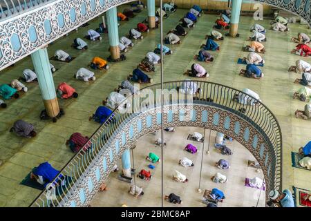 Dhaka, Bangladesh. 8 maggio 2020. I devoti musulmani offrono le preghiere del venerdì alla Moschea Nazionale di Baitul Mukarram durante il Ramadan. Credit: SOPA Images Limited/Alamy Live News Foto Stock