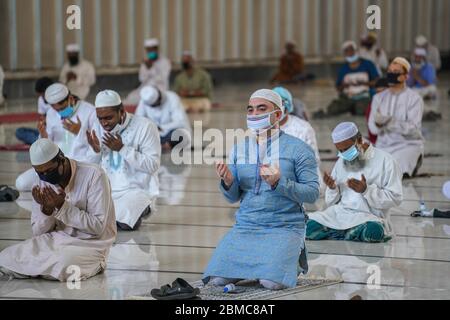 Dhaka, Bangladesh. 8 maggio 2020. I devoti musulmani offrono le preghiere del venerdì mentre indossano le maschere facciali come precauzione contro Coronavirus (Covid-19) alla Moschea Nazionale di Baitul Mukarram durante il Ramadan. Credit: SOPA Images Limited/Alamy Live News Foto Stock