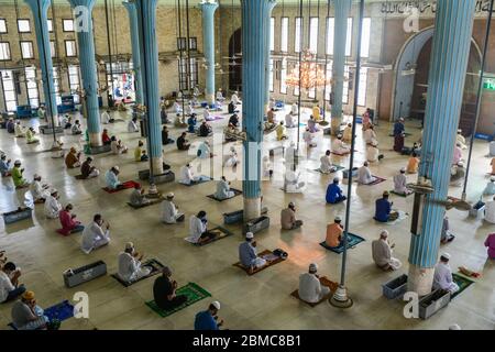 Dhaka, Bangladesh. 8 maggio 2020. I devoti musulmani offrono le preghiere del venerdì alla Moschea Nazionale di Baitul Mukarram durante il Ramadan. Credit: SOPA Images Limited/Alamy Live News Foto Stock