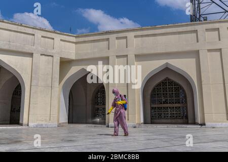 Dhaka, Bangladesh. 8 maggio 2020. Un disinfettante volontario spray dopo le preghiere del venerdì si è concluso come precauzione contro Coronavirus (Covid-19) alla Moschea Nazionale Baitul Mukarram durante il Ramadan. Credit: SOPA Images Limited/Alamy Live News Foto Stock