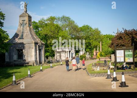 West Norwood, Regno Unito. 8 maggio 2020. West Norwood Cemetery nel 75° anniversario del Ve Day a Londra del Sud, Inghilterra. Il West Norwood Cemetery è un cimitero rurale di 40 acri a West Norwood a Londra, Inghilterra. Era anche conosciuto come il Cimitero Metropolitano del Sud. Il cimitero contiene 52 tombe di guerra del Commonwealth della seconda guerra mondiale e 136 della prima guerra mondiale (foto di Sam Mellish / Alamy Live News) Foto Stock