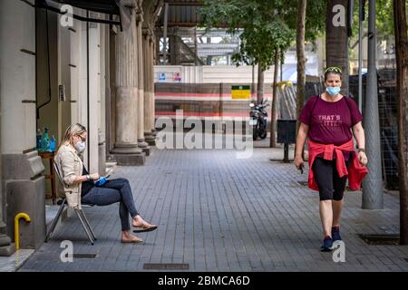 Barcellona, Spagna. 8 maggio 2020. Un cliente con una maschera del parrucchiere Virgola Milano Blow è visto seduto alla porta dello stabilimento in attesa del suo turno durante la fase zero di Covid-19.dal 4 maggio, il commercio locale è stato riaperto, Ma a causa della precauzione e delle misure igieniche del Covid-19, le distanze sociali e altre misure di sicurezza saranno applicate, il che potrebbe comportare un lento fatturato per molti negozianti. Credit: SOPA Images Limited/Alamy Live News Foto Stock