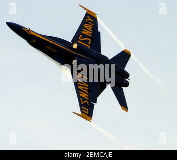 WEST PALM BEACH, FL - 06 MAGGIO 2006: Giorno 2, US Navy Blue Angels pratice per lo spettacolo aereo e marittimo di ft Lauderdale. Gli Angeli Blu, lo Squadrone di dimostrazione del volo navale statunitense (USNFDS), è un mix di formazione di volo e routine solistiche utilizzando gli Hornets F/A-18. I piloti effettuano circa 30 manovre durante la dimostrazione aerea, che si svolge circa un'ora e 15 minuti. Lo spettacolo si svolge il 6 e 7 maggio. Piedi Lauderdale Beach, Florida People: Blue Angels Credit: Storms Media Group/Alamy Live News Foto Stock