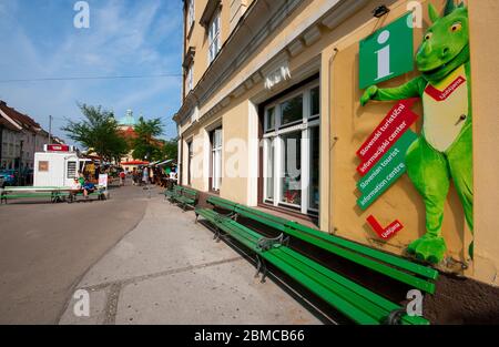 Centro informazioni turistiche di Krekov trg (sullo sfondo il mercato di Vodnikov trg e la cupola della Cattedrale di San Nicola), Lubiana, Slovenia Foto Stock