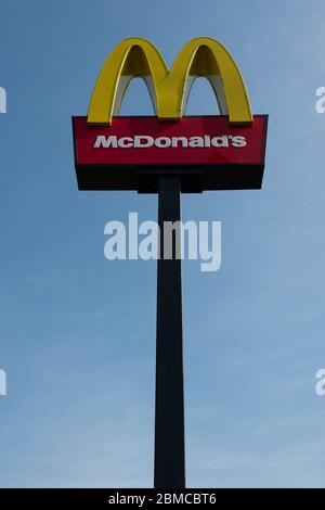 Slough, Berkshire, Regno Unito. 7 maggio 2020. McDonald's hanno annunciato che 15 dei loro ristoranti britannici stanno riaprendo il 13 maggio 2020 per fare consegne a casa solo via Uber mangia e solo mangiare. I loro ristoranti sono stati chiusi durante il blocco di Coronavirus Pandemic. Il Slough McDonald's Prince of Wales Drive Thru rimane temporaneamente chiuso. Credito: Maureen McLean/Alamy Foto Stock