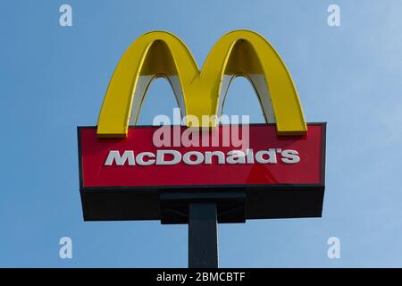 Slough, Berkshire, Regno Unito. 7 maggio 2020. McDonald's hanno annunciato che 15 dei loro ristoranti britannici stanno riaprendo il 13 maggio 2020 per fare consegne a casa solo via Uber mangia e solo mangiare. I loro ristoranti sono stati chiusi durante il blocco di Coronavirus Pandemic. Il Slough McDonald's Prince of Wales Drive Thru rimane temporaneamente chiuso. Credito: Maureen McLean/Alamy Foto Stock