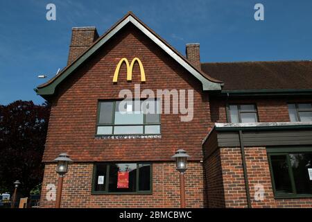 Slough, Berkshire, Regno Unito. 7 maggio 2020. McDonald's hanno annunciato che 15 dei loro ristoranti britannici stanno riaprendo il 13 maggio 2020 per fare consegne a casa solo via Uber mangia e solo mangiare. I loro ristoranti sono stati chiusi durante il blocco di Coronavirus Pandemic. Il Slough McDonald's Prince of Wales Drive Thru rimane temporaneamente chiuso. Credito: Maureen McLean/Alamy Foto Stock