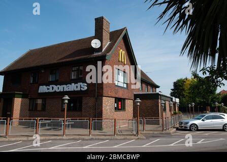 Slough, Berkshire, Regno Unito. 7 maggio 2020. McDonald's hanno annunciato che 15 dei loro ristoranti britannici stanno riaprendo il 13 maggio 2020 per fare consegne a casa solo via Uber mangia e solo mangiare. I loro ristoranti sono stati chiusi durante il blocco di Coronavirus Pandemic. Il Slough McDonald's Prince of Wales Drive Thru rimane temporaneamente chiuso. Credito: Maureen McLean/Alamy Foto Stock