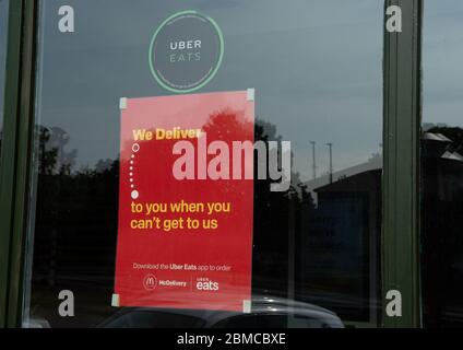 Slough, Berkshire, Regno Unito. 7 maggio 2020. McDonald's hanno annunciato che 15 dei loro ristoranti britannici stanno riaprendo il 13 maggio 2020 per fare consegne a casa solo via Uber mangia e solo mangiare. I loro ristoranti sono stati chiusi durante il blocco di Coronavirus Pandemic. Il Slough McDonald's Prince of Wales Drive Thru rimane temporaneamente chiuso. Credito: Maureen McLean/Alamy Foto Stock