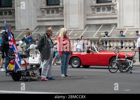 Londra, Regno Unito. Venerdì, 8 maggio, 2020. I membri del pubblico osservano un minuto di silenzio al Cenotaph per commemorare il 75° anniversario della Giornata del Ve. Data foto: Venerdì 8 maggio 2020. Foto: Roger Garfield/Alamy Credit: Roger Garfield/Alamy Live News Foto Stock