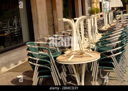 Tavoli e sedie di un ristorante impilati e incatenati insieme. Ultimi giorni di soggiorno a Merano, Italia. Fase 2 di COVID-19. Foto Stock