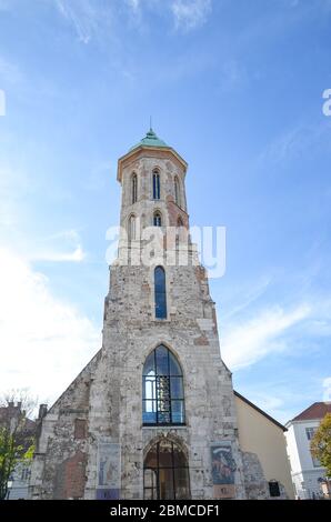 Budapest, Ungheria - 6 novembre 2019: Torre della Chiesa di Santa Maria Maddalena nel centro storico. Torre di Buda. Foto verticale, cielo blu sopra. Foto Stock