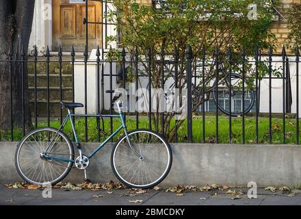 Biciclette parcheggiate di fronte alla casa, Londra, Inghilterra Regno Unito Foto Stock