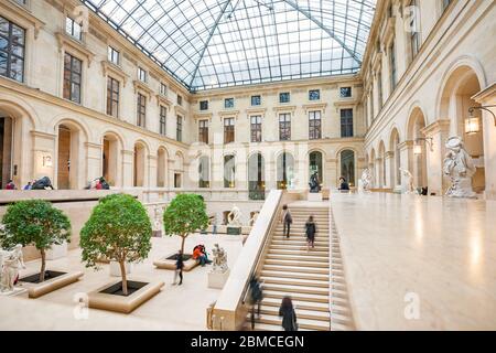 Persone all'interno del Museo del Louvre di Parigi in Francia Foto Stock