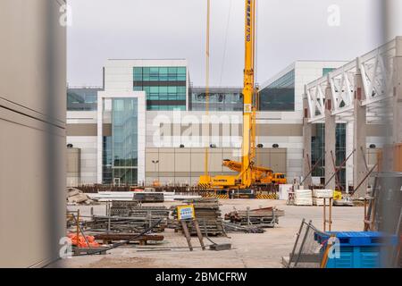 Veldhoven, Paesi Bassi, 8 maggio 2020. Un cantiere con i nuovi edifici ASML in fase di sviluppo. Una grande gru gialla e materiale da costruzione Foto Stock