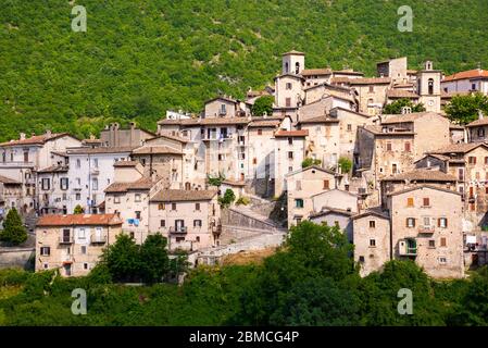 Pittoresca cittadina o villaggio in Italia circondata dal verde. Vista panoramica delle vecchie case Foto Stock