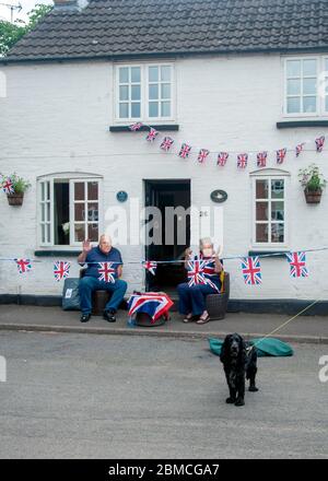 Ve Day 75th anniversario celebrità nel villaggio di Great Glen durante Coronavirus Covid-19 pandemic lockdown Foto Stock