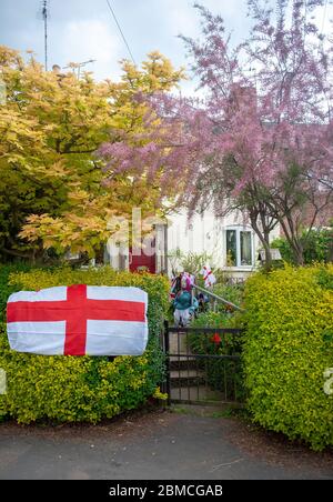 Ve Day 75th anniversario celebrità nel villaggio di Great Glen durante Coronavirus Covid-19 pandemic lockdown. Foto Stock