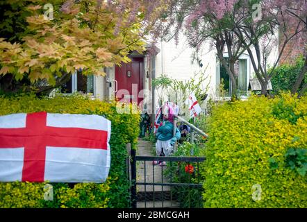 Ve Day 75th anniversario celebrità nel villaggio di Great Glen durante Coronavirus Covid-19 pandemic lockdown. Foto Stock