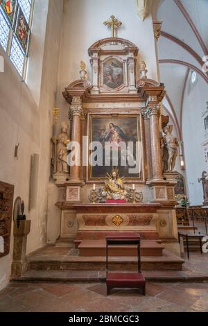 5 febbraio 2020 - Berchtesgaden, Germania: Stand di preghiera prima di ailse srhine a Stiftskirche St. Peter und Johannes der Taufer Foto Stock