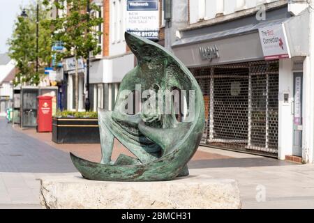 La Famiglia - la scultura in bronzo di Mike Smith rappresenta l'unità nucleare di famiglia che si attinge ai valori familiari della chiesa. Basingstoke, Regno Unito Foto Stock