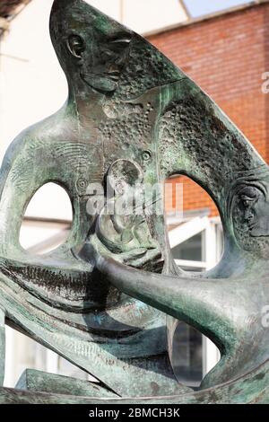 La Famiglia - la scultura in bronzo di Mike Smith rappresenta l'unità nucleare di famiglia che si attinge ai valori familiari della chiesa. Basingstoke, Regno Unito Foto Stock