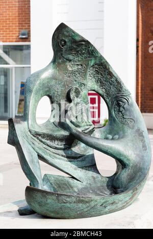 La Famiglia - la scultura in bronzo di Mike Smith rappresenta l'unità nucleare di famiglia che si attinge ai valori familiari della chiesa. Basingstoke, Regno Unito Foto Stock