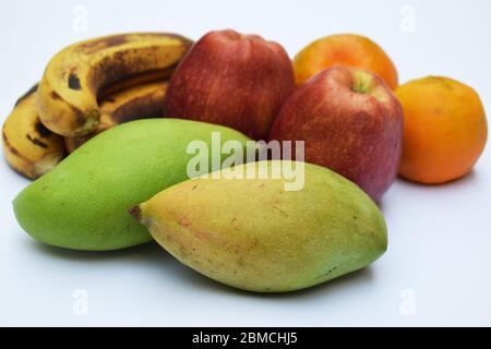 Upawas frutta varietà di Muskmelon indiano, arance, mango, banana e mela. Un mucchio di frutti dall'India per molti rimedi. Frutta fresca mista in WI Foto Stock