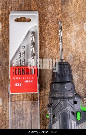 Punte per trapano e cacciavite in metallo. Accessori fai da te in officina. Sfondo scuro. Foto Stock