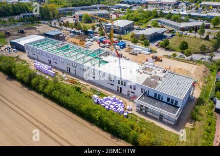 una fotografia a droni di un grande cantiere su cui si sta costruendo un grande locale industriale Foto Stock