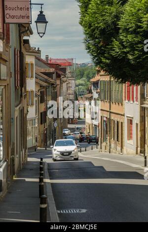 Yverdon-les-Bains, Svizzera - 26 giugno 2016: Strade tranquille e senza fretta di una piccola città svizzera. Comune nel distretto di Jura-Nord vaudois del Foto Stock