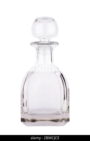 vista frontale primo piano di una bottiglia di liquore o di vetro whisky vuota con tappo grande e forma classica rotonda isolata su bianco Foto Stock