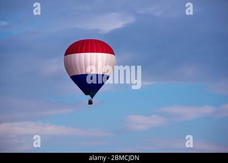 Mongolfiera colorata che vola nel cielo Foto Stock