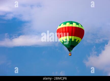 Mongolfiera colorata che vola nel cielo Foto Stock