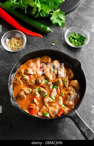 Peri-peri fegati di pollo in padella su fondo di pietra scura. Foto Stock