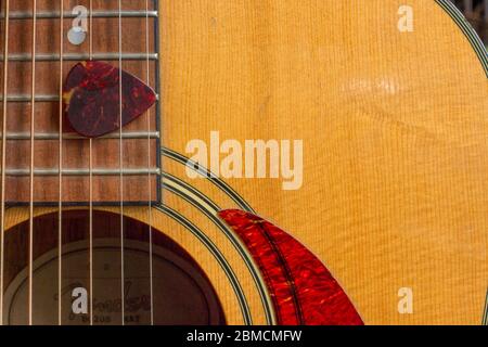 Nashville Acoustic Guitar Sound Hole, corde e pick con dettagli di legno grano e pick guard Foto Stock