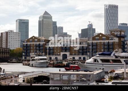 Canary Wharf visto dietro le barche a stretto giro in Limehouse Basin, East London visto durante il blocco dei coronavirus 2020. Foto Stock