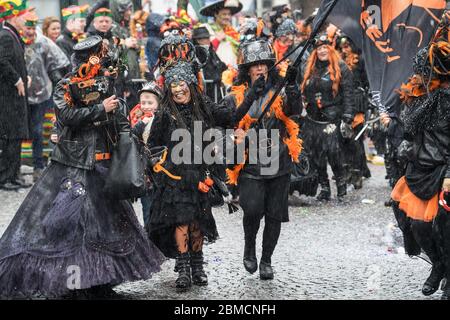 Maastricht, Paesi Bassi - Febbraio 2020: I colori, i costumi e il trucco per le celebrazioni Mardi Gras a Limburg prosice Foto Stock