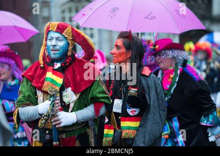 Roermond, Paesi Bassi - Febbraio 2020: I colori, i costumi e il trucco per la sfilata Mardi Gras Foto Stock