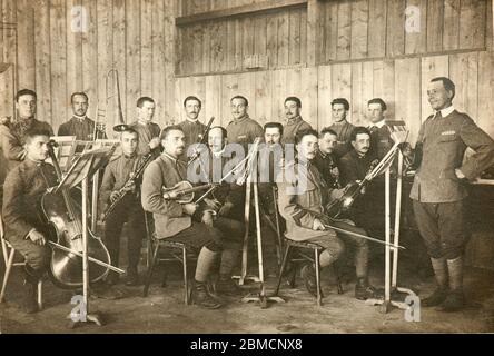 Soldati italiani che giocano in un fanfare (1918) Foto Stock