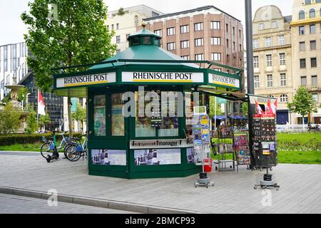 Edicola tipica tedesca (chiosco). Posizione: Corneliusplatz. I chioschi tedeschi vendono solitamente riviste, giornali, sigarette, cartoline, souvenir, dolci. Foto Stock