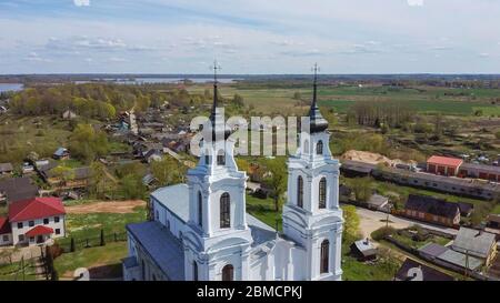 Veduta aerea della Chiesa Cattolica Romana di Ludza, Lettonia. Sole Primavera Foto Stock