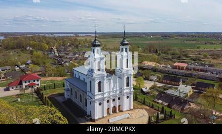 Veduta aerea della Chiesa Cattolica Romana di Ludza, Lettonia. Sole Primavera Foto Stock