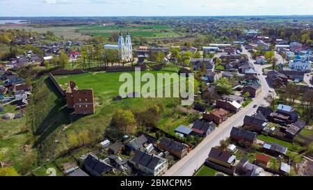 Veduta aerea delle rovine del Castello medievale di Ludza su una collina tra il Lago Big Ludza e il Lago piccolo di Ludza e la Chiesa Cattolica Romana sullo sfondo Foto Stock