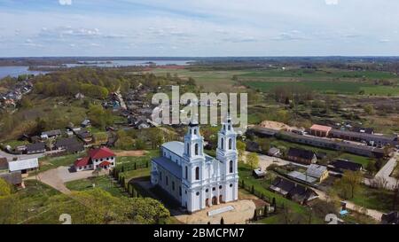 Veduta aerea della Chiesa Cattolica Romana di Ludza, Lettonia. Sole Primavera Foto Stock