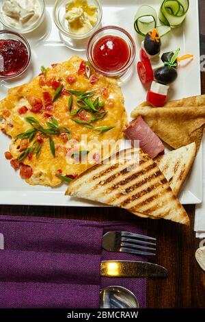 Ristorante, presentazione di un corso di caffè. Colazione - uova strapazzate, toast, pancake, verde con aggiunte - fotografia Foto Stock