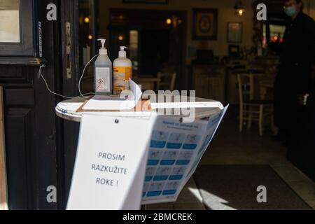 Lubiana, Slovenia. 8 maggio 2020. I sanitizzatori a mano sono visibili alla porta di un ristorante per i clienti da utilizzare a Lubiana, Slovenia, il 8 maggio 2020. Il numero di decessi per COVID-19 in Slovenia è salito a 100 dopo la morte di un altro paziente giovedì, secondo gli ultimi dati del governo pubblicati venerdì. Credit: Peng Lijun/Xinhua/Alamy Live News Foto Stock